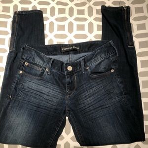 Express woman’s cropped skinny jeans